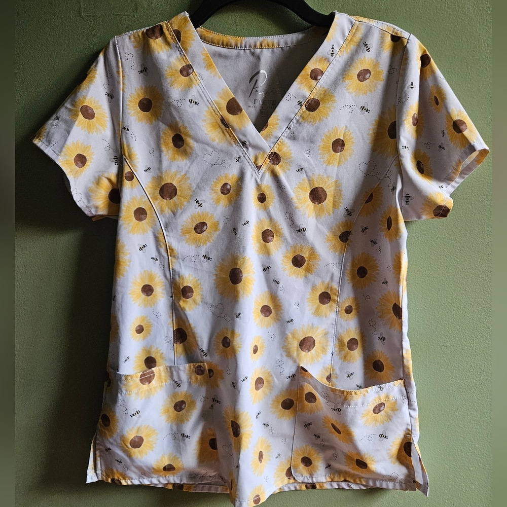 Maevn Bee The Sun Women's 3-Pocket STRETCH V-Neck Print Scrub Top - Picture 3 of 8